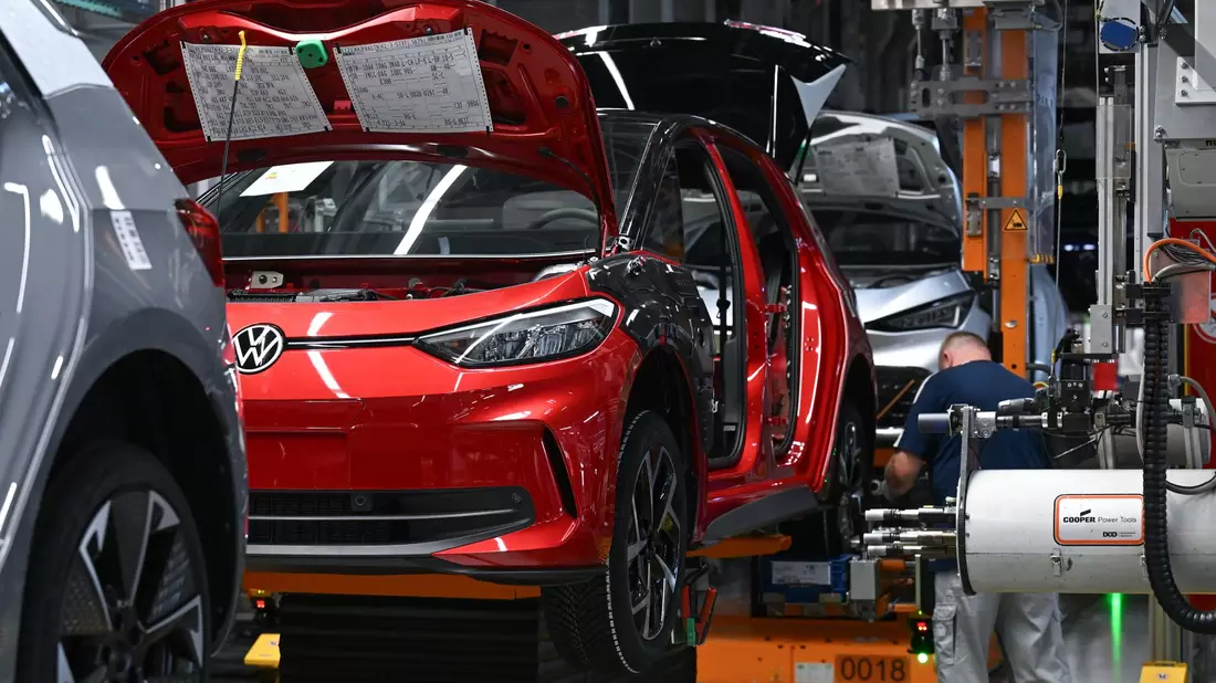 Die EU-Kommission will die Autoindustrie auch mit Bürokratieabbau entlasten. (Symbolbild) - Bild: Hendrik Schmidt/dpa