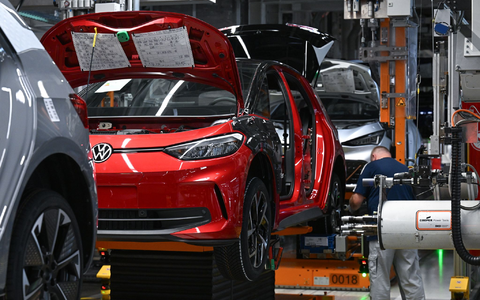 Die EU-Kommission will die Autoindustrie auch mit Bürokratieabbau entlasten. (Symbolbild) - Foto: Hendrik Schmidt/dpa