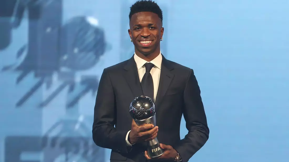 Gewann die Weltfußballer-Trophäe im vorigen Jahr: Vinicius Junior. - Bild: Hussein Sayed/AP/dpa
