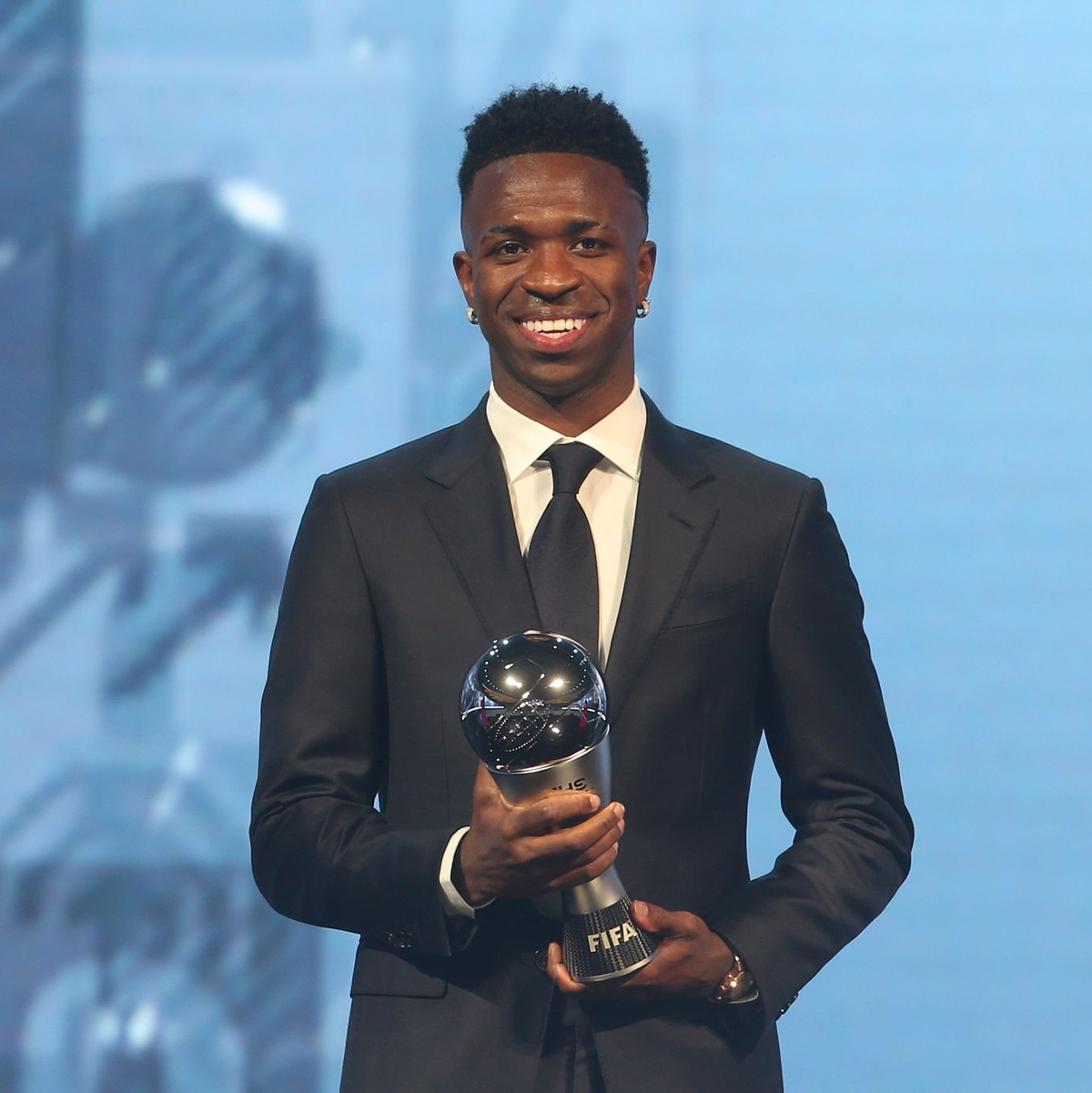 Gewann die Weltfußballer-Trophäe im vorigen Jahr: Vinicius Junior. - Foto: Hussein Sayed/AP/dpa