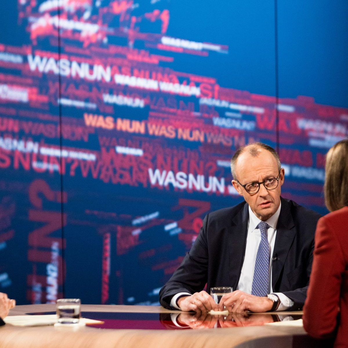 Bundeskanzler Merz stellte sich im ZDF Fragen zur Ukraine.  - Foto: Thomas Kierok/ZDF/dpa