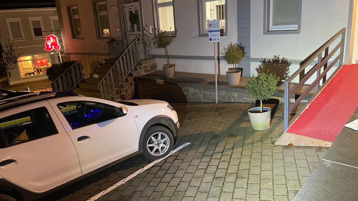 POL-PDTR: Unfallflucht an Apotheke - Foto: presseportal.de