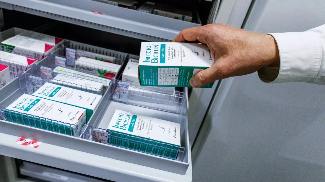 Viele Antibiotika basieren auf Penicillinen. (Illustration) - Bild: Carsten Koall/dpa