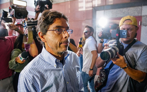 Der nun verurteilte Arzt kommt um eine Gefängnisstrafe herum. (Archivbild)  - Foto: Damian Dovarganes/AP/dpa