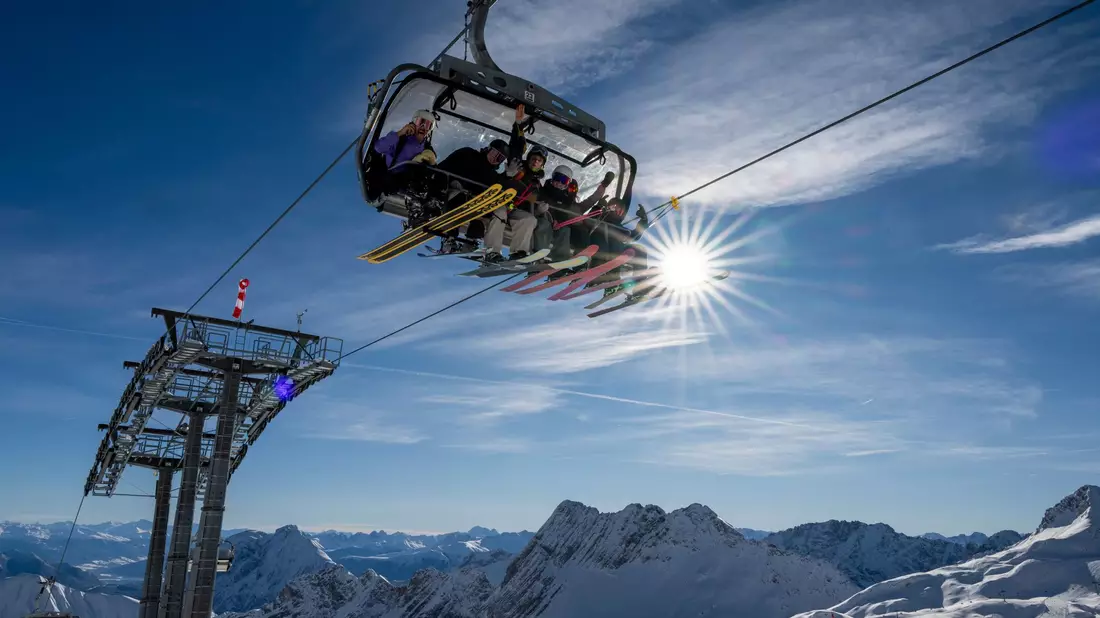 An der Zugspitze eröffnete das Skigebiet im November. Die Hauptsaison dort und vielen anderen alpinen Skigebieten beginnt an diesem Wochenende. (Archiv) - Bild: Peter Kneffel/dpa