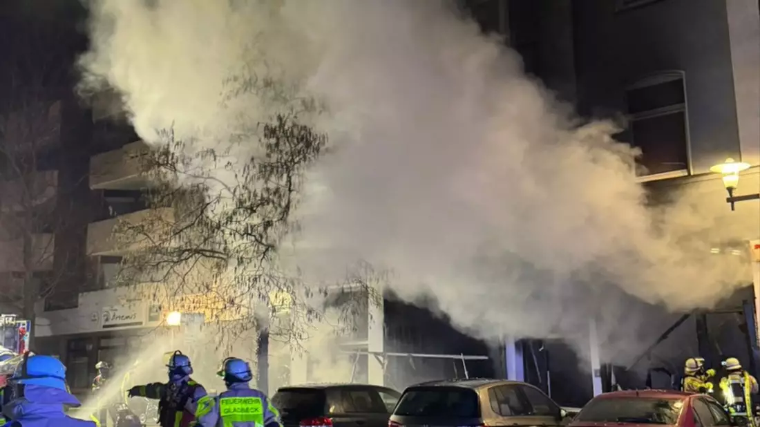 FW-GLA: Vollbrand in einem Imbiss - mehrere Personen gerettet - Bild: presseportal.de