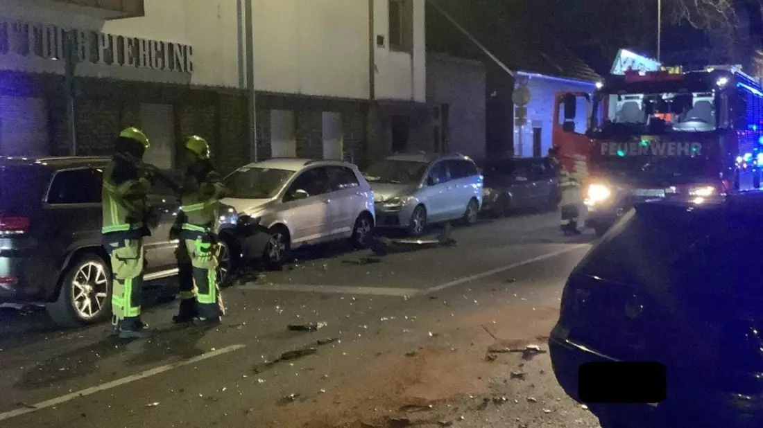 FW-OB: Verkehrsunfall mit mehreren beteiligten Fahrzeugen am frühen Morgen - Bild: presseportal.de