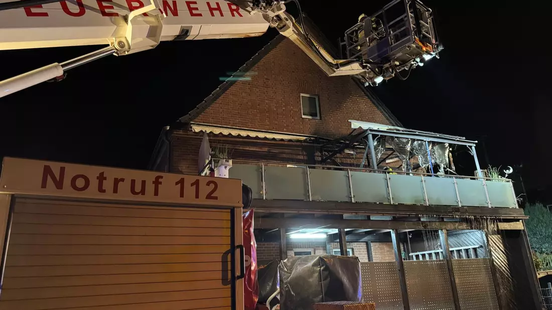 FW Tönisvorst: Brand einer Balkonüberdachung in Tönisvorst-St. Tönis - Schnelles Eingreifen der Feuerwehr verhindert Schlimmeres - Bild: presseportal.de