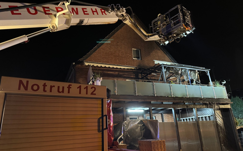 FW Tönisvorst: Brand einer Balkonüberdachung in Tönisvorst-St. Tönis - Schnelles Eingreifen der Feuerwehr verhindert Schlimmeres - Foto: presseportal.de