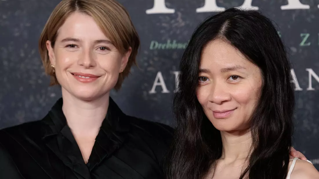 Jessie Buckley (l) und Regisseurin und Oscar- Preisträgerin Chloé Zhao bei der Berlin-Premiere von «Hamnet». (Archivbild) - Bild: Carsten Koall/dpa