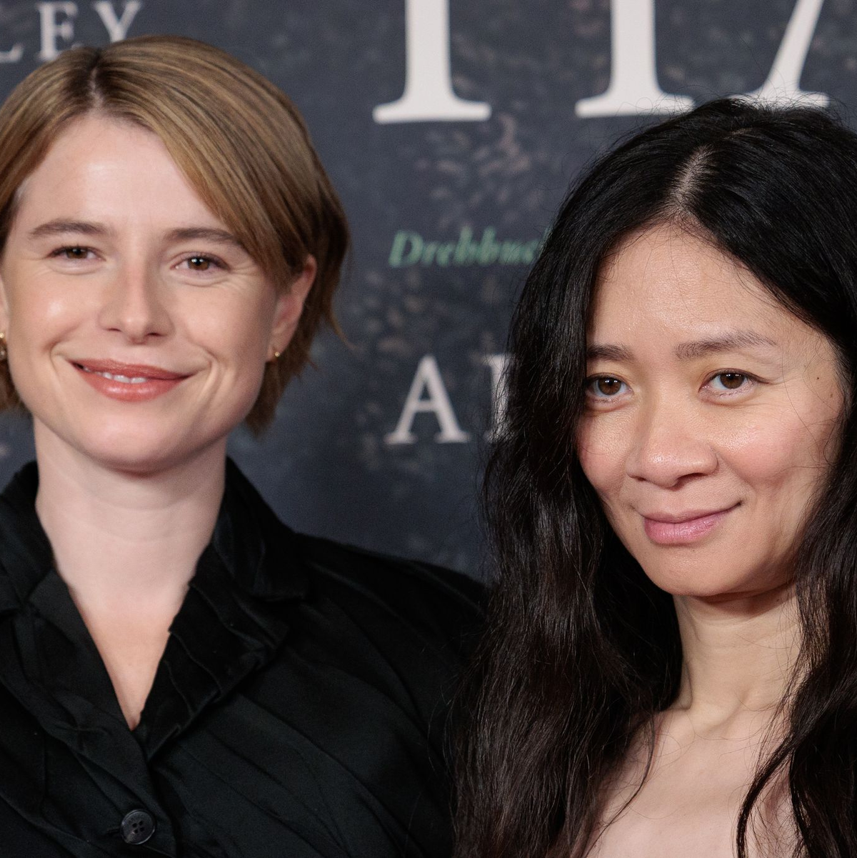 Jessie Buckley (l) und Regisseurin und Oscar- Preisträgerin Chloé Zhao bei der Berlin-Premiere von «Hamnet». (Archivbild) - Foto: Carsten Koall/dpa