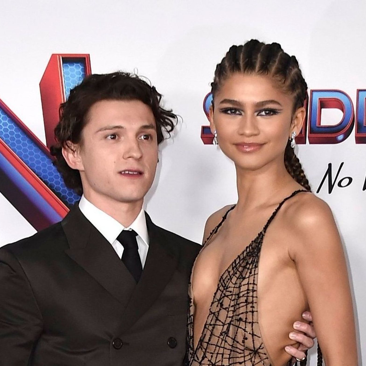 om Holland (l) und Zendaya, Schauspieler, kommen zur Premiere von «Spider-Man: No Way Home». (Archivbild) - Foto: Jordan Strauss/AP/dpa