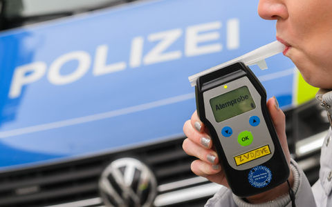 Auffälliger Alkoholkonsum blieb 2024 die häufigste Ursache für eine MPU. (Symbolbild) - Foto: Julian Stratenschulte/dpa
