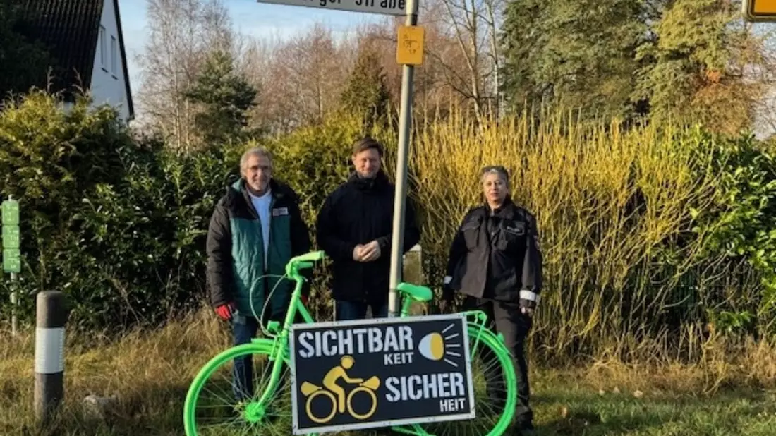 POL-VER: Grüne Fahrräder am Straßenrand: Verkehrswacht Osterholz, Gemeinde Lilienthal und Polizeiinspektion Verden/Osterholz wollen auf Radfahrer aufmerksam machen - Bild: presseportal.de