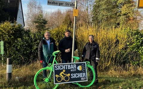 POL-VER: Grüne Fahrräder am Straßenrand: Verkehrswacht Osterholz, Gemeinde Lilienthal und Polizeiinspektion Verden/Osterholz wollen auf Radfahrer aufmerksam machen - Foto: presseportal.de