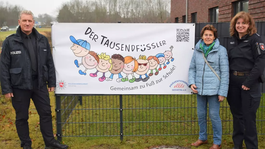 POL-WL: Der Tausendfüssler breitet sich weiter aus - Verkehrsprävention an den Grundschulen - neue Banner für mehr Aufmerksamkeit - Bild: presseportal.de