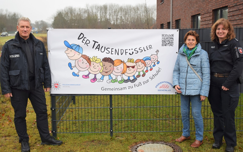 POL-WL: Der Tausendfüssler breitet sich weiter aus - Verkehrsprävention an den Grundschulen - neue Banner für mehr Aufmerksamkeit - Foto: presseportal.de
