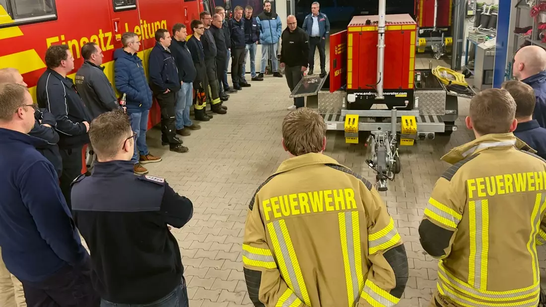 FW-OLL: Offizielle Indienststellung der Fachgruppe Elektro und Übergabe von Notstromersatzanlagen - Bild: presseportal.de