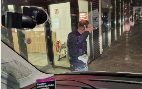 POL-SBR-STADT: Versuchte Nötigung mittels Messer und Sachbeschädigung an Transporter in der Saarbrücker Innenstadt - Öffentlichkeitsfahndung nach unbekanntem Haupttäter - Foto: presseportal.de