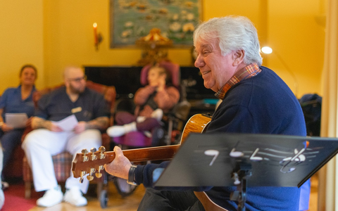 Strahlende Gesichter beim Weihnachtssingen in der Sternenbrücke: Rolf Zuckowski sorgte für unvergessliche Momente - Foto: presseportal.de