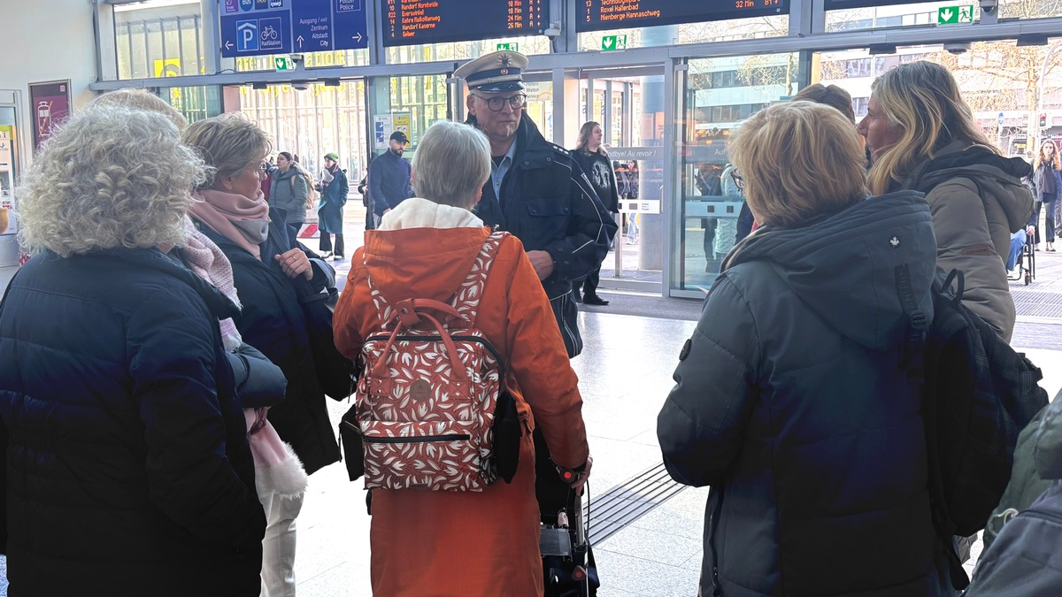 BPOL NRW: Gemeinsam gegen Eigentumskriminalität - Präventionsteams von Polizei, Bundespolizei und Deutscher Bahn informieren - Foto: presseportal.de