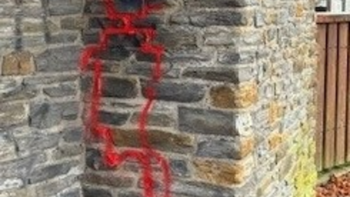 POL-PDTR: Graffiti Beschädigung von Gemeindeeigentum am Busbahnhof in Morbach. - Foto: presseportal.de