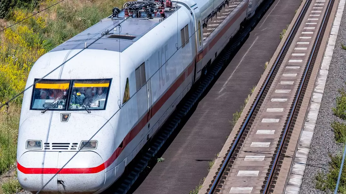 Auch die Deutsche Bahn testet den Siemens-Hochgeschwindigkeitszug  Velaro Novo. (Archiv) - Bild: Jacob Schröter/dpa