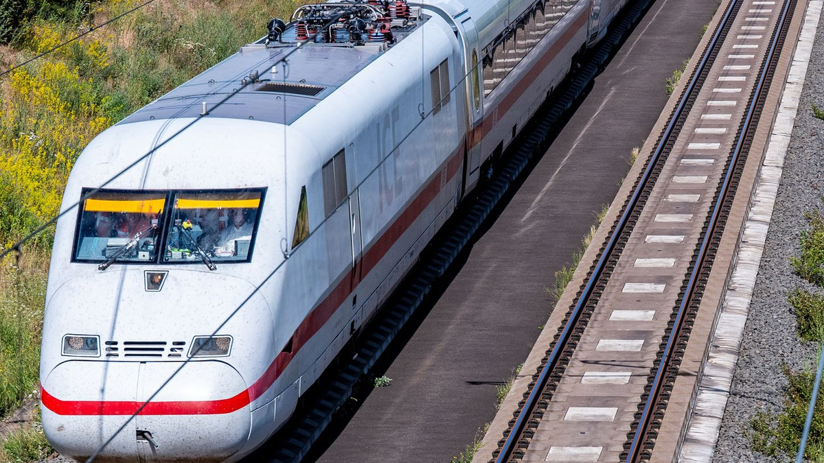 Auch die Deutsche Bahn testet den Siemens-Hochgeschwindigkeitszug  Velaro Novo. (Archiv) - Foto: Jacob Schröter/dpa