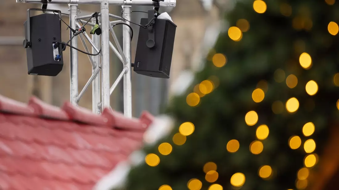 Der Staatsschutz ermittelt wegen rechtsradikaler Musik auf einem Weihnachtsmarkt. (Archivbild) - Bild: Michael Reichel/dpa