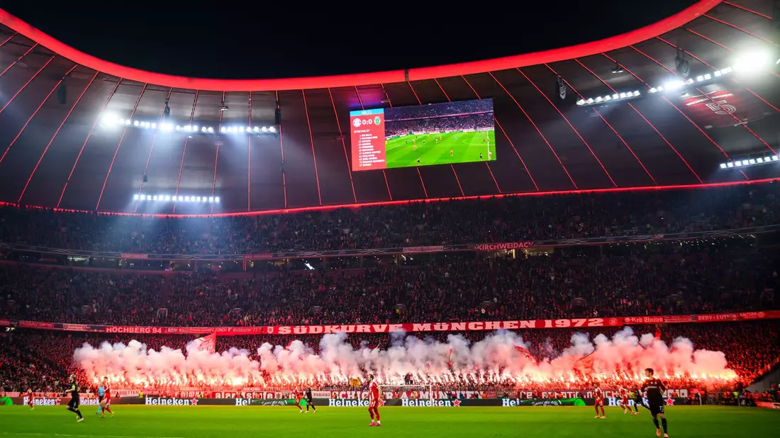 Fans des FC Bayern München zünden Pyrotechnik im Fanblock. (Archivbild) - Bild: Tom Weller/dpa