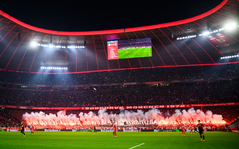 Fans des FC Bayern München zünden Pyrotechnik im Fanblock. (Archivbild) - Foto: Tom Weller/dpa