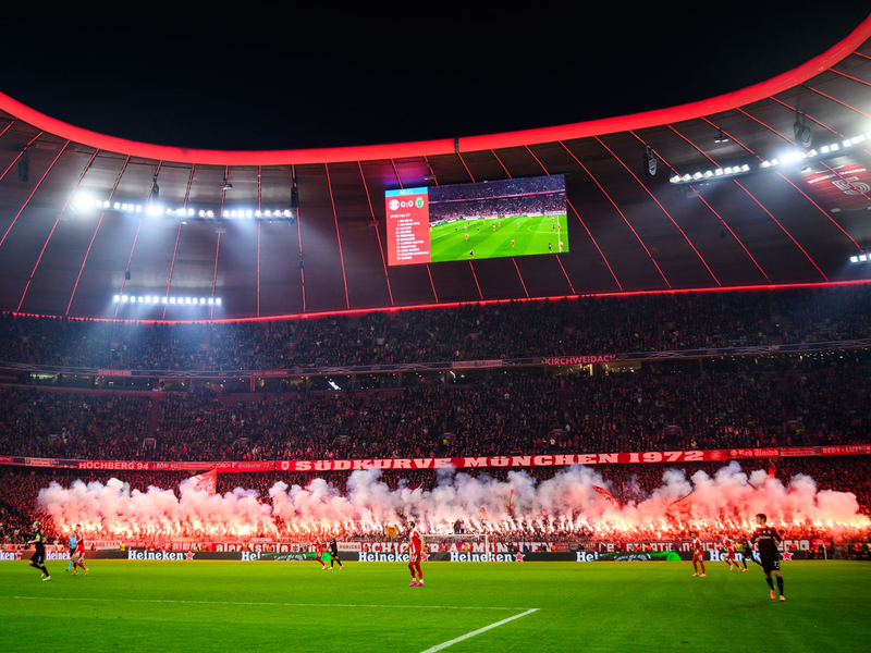 Fans des FC Bayern München zünden Pyrotechnik im Fanblock. (Archivbild) - Foto: Tom Weller/dpa
