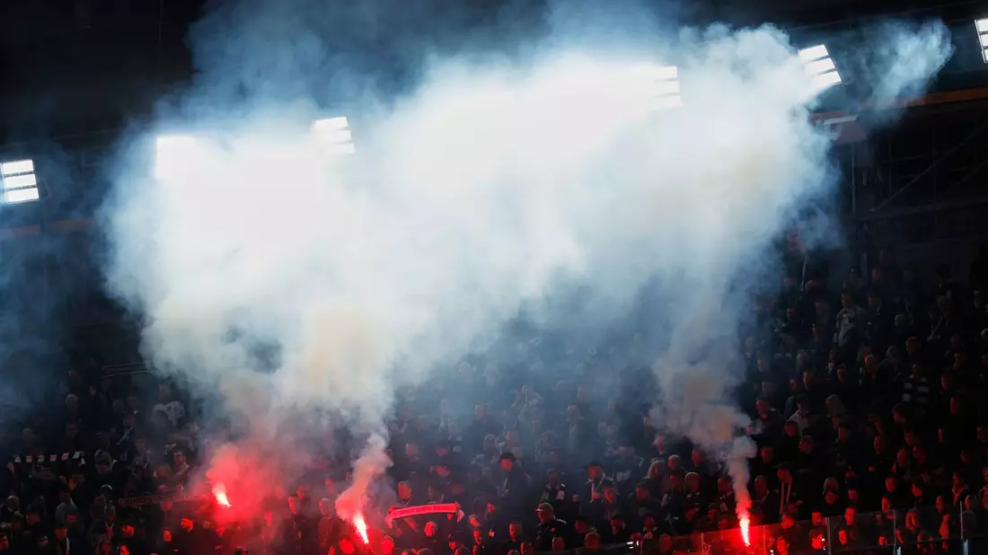Wegen des Zündelns von Pyrotechnik durch Fans wurde Eintracht Frankfurt nun bestraft. (Archivbild) - Bild: Joan Monfort/AP/dpa