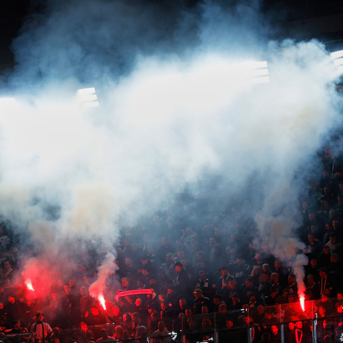 Wegen des Zündelns von Pyrotechnik durch Fans wurde Eintracht Frankfurt nun bestraft. (Archivbild) - Foto: Joan Monfort/AP/dpa