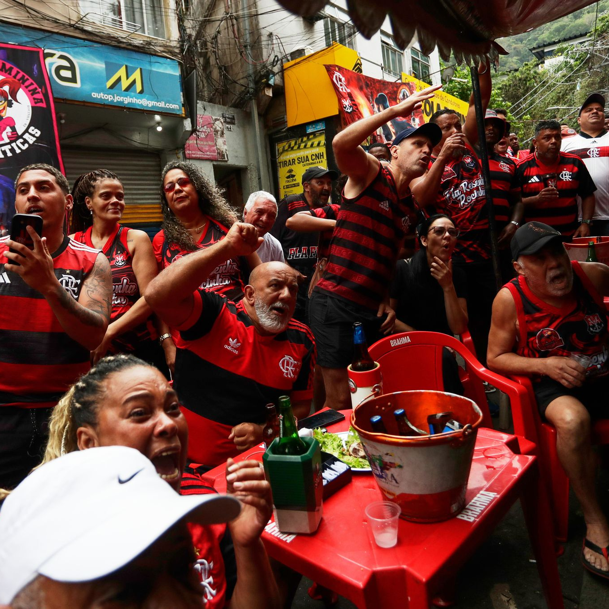 Die Fans von Flamengo fieberten in der brasilianischen Heimat mit. - Foto: Bruna Prado/AP/dpa