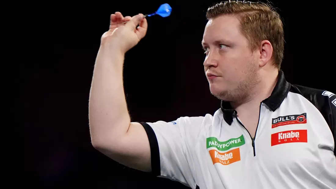 Souverän zum Start: Deutschlands bester Darts-Profi Martin Schindler gewinnt Runde eins bei der WM. - Bild: Bradley Collyer/PA Wire/dpa