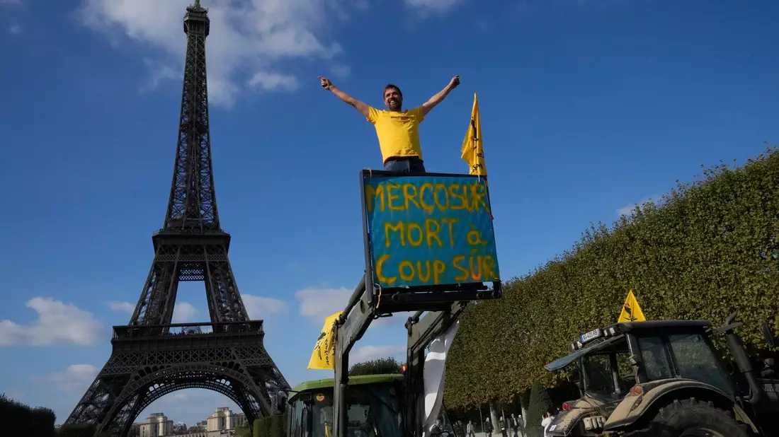 Bauern-Protest am Eiffelturm - Landwirte in Frankreich befürchten, mit den Agrarpreisen der Konkurrenz aus Südamerika nicht mithalten zu können. (Archivbild) - Bild: Michel Euler/AP/dpa