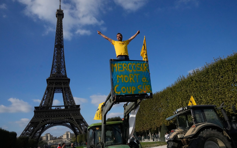 Bauern-Protest am Eiffelturm - Landwirte in Frankreich befürchten, mit den Agrarpreisen der Konkurrenz aus Südamerika nicht mithalten zu können. (Archivbild) - Foto: Michel Euler/AP/dpa