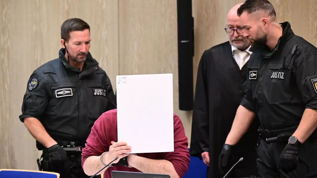 Bei der Fahrt Anfang März war der Angeklagte laut Staatsanwaltschaft gezielt auf Menschen zugefahren. Eine 83-jährige Frau und ein 54-jähriger Mann wurden getötet. (Archivbild) - Bild: Bernd Weißbrod/dpa