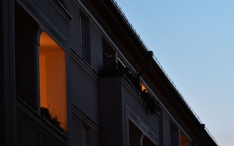 Auf der Suche nach einer neuen Wohnung bewarb sich eine Frau 2022 per Internetformular auf ein Inserat.  - Foto: Sebastian Gollnow/dpa