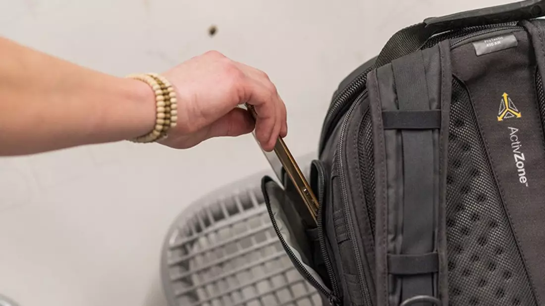 BPOL NRW: Die Bundespolizei warnt vor Taschendieben! Gerade zur Vorweihnachtszeit herrscht bei Langfingern Hochkonjunktur. - Bild: presseportal.de