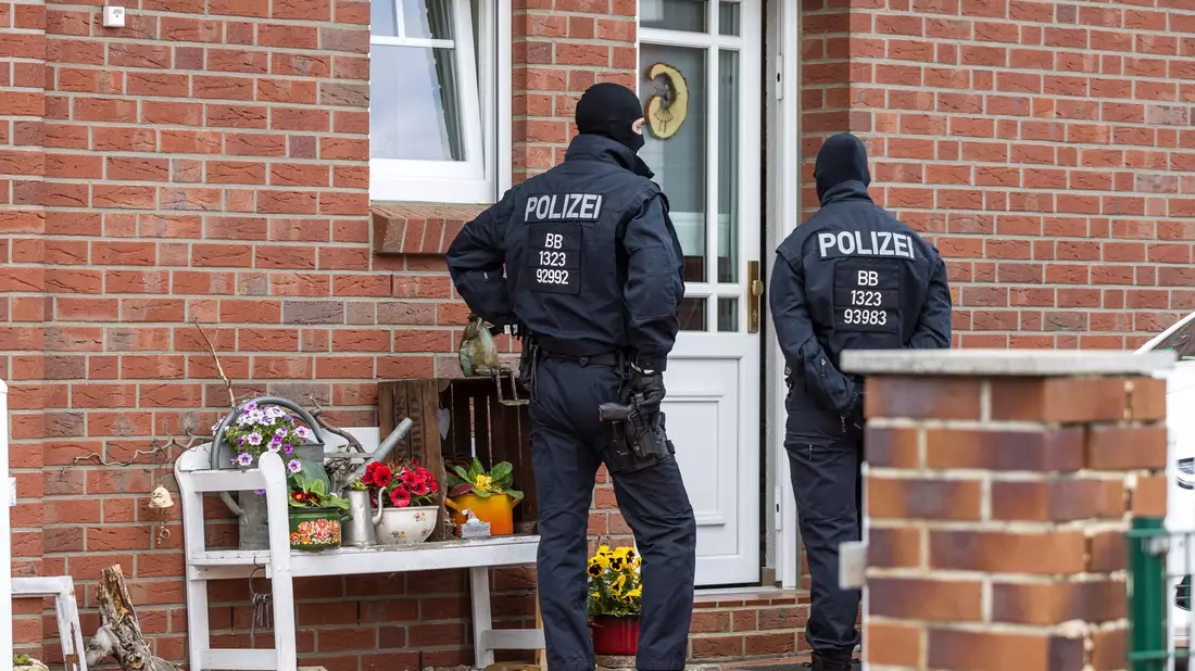 Den Angeklagten wird unter anderem ein Brandanschlag auf ein Kulturzentrum in Altdöbern (Brandenburg) vorgeworfen. (Archivbild) - Bild: Frank Hammerschmidt/dpa