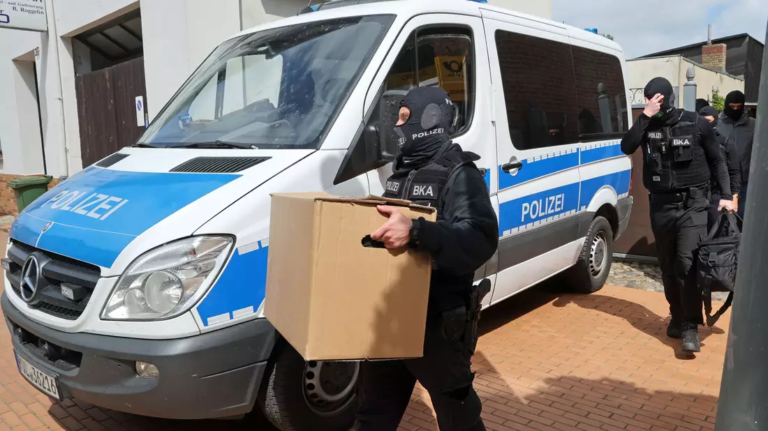Die Polizei durchsuchte im Mai Gebäude in mehreren Bundesländern. (Archivbild) - Bild: Bernd Wüstneck/dpa