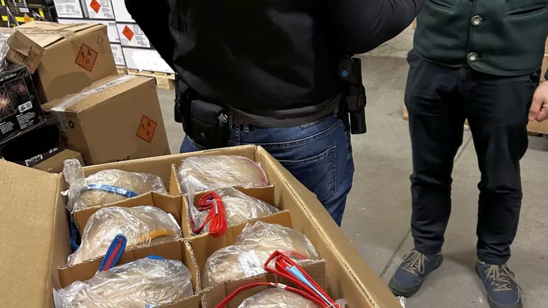 ZOLL-M: Explosiver Fund - Zoll stellt hochgefährliche Kugelbomben sicher. - Bild: presseportal.de