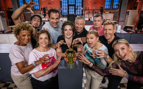 Arabella Kiesbauer René Casselly Rebecca Immanuel Alexander Mazza Paula Lambert Thomas Hermanns Anne-Sophie Briest Thomas Helmer Maximilian Arland Anna-Carina Woitschack Das große Promibacken - Foto: Joyn/Claudius Pflug, presseportal.de