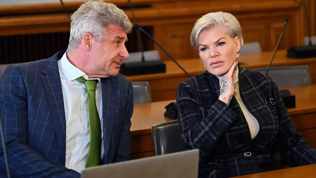 Melanie Müller bestreitet, den Hitlergruß gezeigt zu haben. - Bild: Jennifer Brückner/dpa