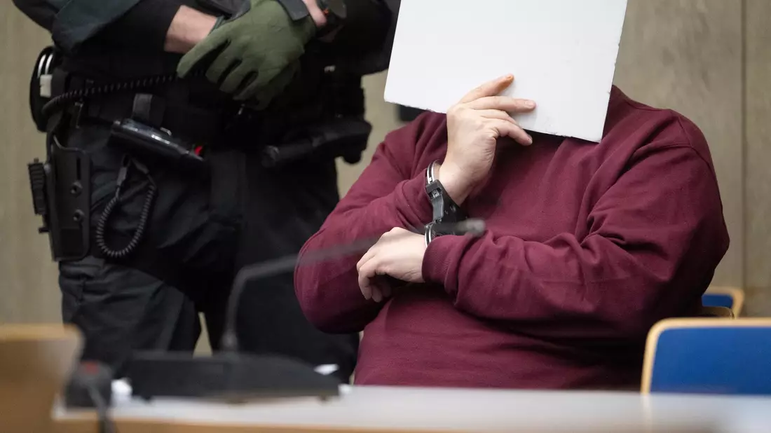 Bei der Fahrt Anfang März war der Angeklagte laut Staatsanwaltschaft gezielt auf Menschen zugefahren. Eine 83-jährige Frau und ein 54-jähriger Mann wurden getötet. - Bild: Marijan Murat/dpa