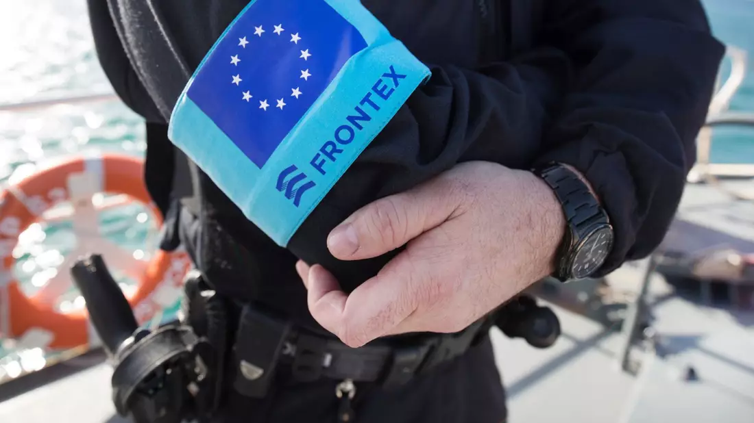 Die europäische Grenzschutzagentur Frontex sieht sich mit Schadenersatzklagen von Schutzsuchenden konfrontiert. (Archivbild) - Bild: Christian Charisius/dpa