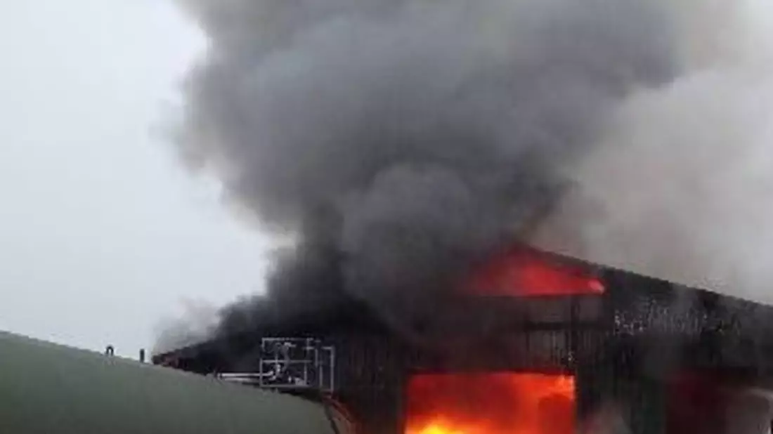 POL-ROW: Lagerhalle in Flammen - Bild: presseportal.de