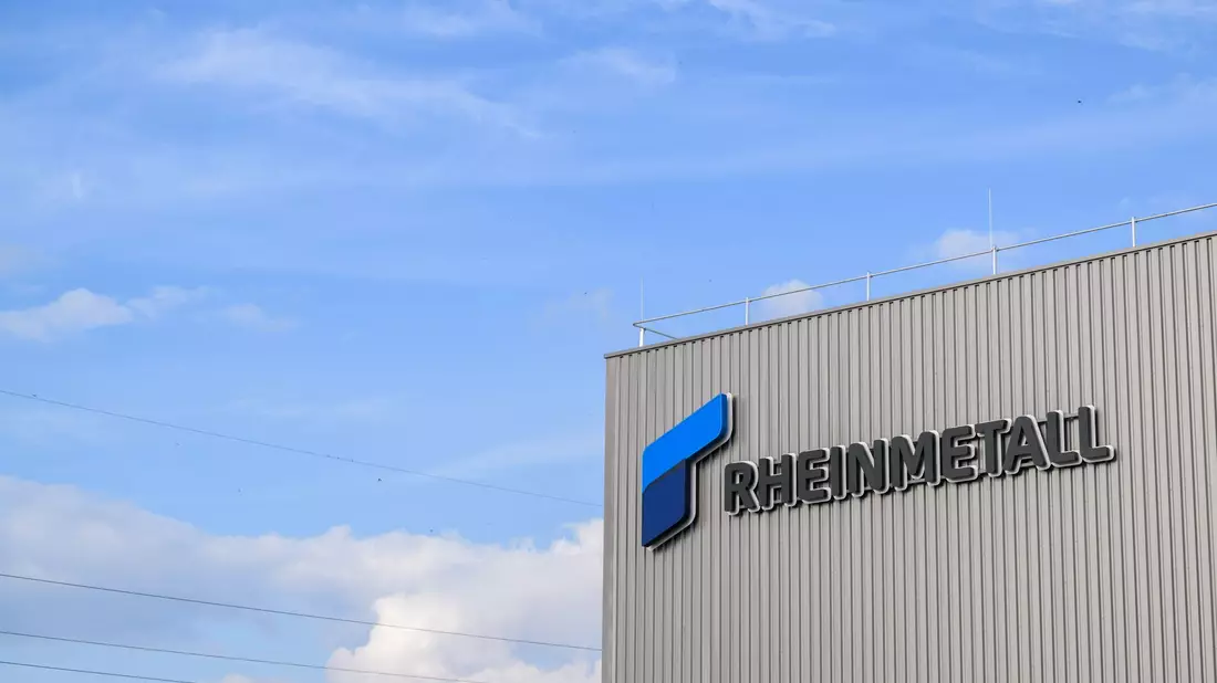 Ganz da oben könnten sie sein: Weltraum-Satelliten, auf die Rheinmetall Zugriff hat und deren Aufnahmen die Firma verkauft. (Archivbild) - Bild: Julian Stratenschulte/dpa